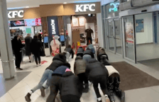 <p>Nastolatki pełzające po galerii handlowej. Idą na czworaka po korytarzu</p>