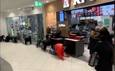 <p>Nastolatki pełzające po galerii handlowej. Idą na czworaka po korytarzu</p>
