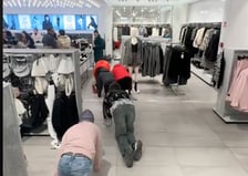<p>Nastolatki pełzające po galerii handlowej. Idą na czworaka po korytarzu</p>