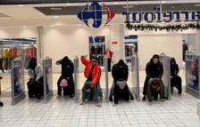 <p>Nastolatki pełzające po galerii handlowej. Idą na czworaka po korytarzu</p>