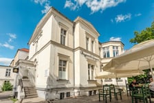 Bracia Isidor i Jacob Alexander, wrocławscy bankierzy, wybudowali według tego samego projektu dwie wille po obu stronach dzisiejszej ulicy Liskego. Ocalała tylko budowla przy dzisiejszej ul. Grunwaldzkiej 98.