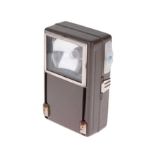 <h3>Latarka sygnalizacyjna ze światłem przerywanym</h3>
<ul>
<li>Cena: 15 zł</li>
</ul>
<p>Opis:</p>
<p>Latarka płaska, z malowanego metalu z okularem szejściokątnym, okrągłym lub prostokątnym wysyłane losowo.</p>
<p>3 kolory światła (biały, zielony, czerwony). Źr&oacute;dło światła 3,6V 0,5A. Zasilanie bateria 3R12 (4,5V). Wymiary: wys: 11,5cm, szer: 7cm, gł: 3,5cm.</p>