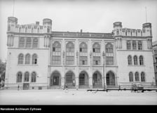 <p>Wrocław tuż po II wojnie światowej. Lata 1945-48. Budynek Grardii przy dzisiejszej ul. Krupniczej</p>