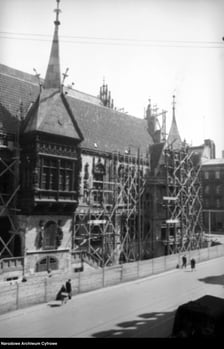 <p>Wrocław tuż po II wojnie światowej. Rok 1950. Ratusz</p>