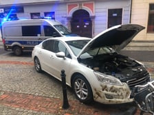 Nadpalony samochód porzucony w okolicach wrocławskiego rynku. W środku pojazdu znajdowały się osobiste rzeczy