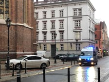 Nadpalony samochód porzucony w okolicach wrocławskiego rynku. W środku pojazdu znajdowały się osobiste rzeczy