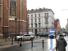 Nadpalony samochód porzucony w okolicach wrocławskiego rynku. W środku pojazdu znajdowały się osobiste rzeczy
