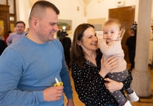 <p>Konferencja w sprawie zmian w miejskim programie in vitro (15 grudnia 2023 r.) - Michał i Marta Bułka z Łucją</p>