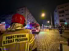Z "ukrytym pożarem" walczy 5 jednostek straży pożarnej
