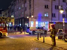 Z "ukrytym pożarem" walczy 5 jednostek straży pożarnej