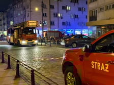 Z "ukrytym pożarem" walczy 5 jednostek straży pożarnej