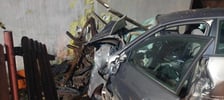 Wypadek pod Wrocławiem. Samochód wjechał w budynek mieszkalny w Mościsku w gminie Jelcz-Laskowice