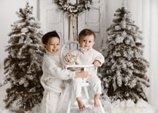 <h3>Kasia Żolik Fotografia Rodzinna</h3>
<p>Studio <a href="https://www.robietofoto.pl/" target="_blank" rel="noopener"><strong>Robietofoto.pl</strong></a> jak co roku zmieniło się w zimowo-świąteczną krainę. Właścicielka&nbsp;&ndash; Kasia Żolik zadbała o wszystkie detale, aby stworzyć dla Was wyjątkowe kadry.</p>
<p>W tym roku są tutaj aż <strong>trzy scenerie</strong>&nbsp;&ndash; duża scena w stylu white z choineczkami i rustykalnymi drzwiami, a wszystko to pokryte mięciutkim i puszystym śniegiem, kt&oacute;ry zachęca do zabawy szczeg&oacute;lnie tych najmłodszych, ale i starszych. Druga &ndash; klasyczna, ciemna scena retro z tysiącami lampeczek, dziadkami do orzech&oacute;w i zapachem piernika oraz trzecia &ndash; granatowa ściana z przepięknym wieńcem, kt&oacute;ra przeniesie Was w cudowny świąteczny czas. Każda ze scenek zaprojektowana jest zar&oacute;wno dla dzieci, jak i zdjęć rodzinnych.&nbsp;&nbsp;</p>
<p>Studio zapewnia <strong>niepowtarzalną garderobę oraz dodatki świąteczne</strong> w postaci czapek, opasek, pojazd&oacute;w, takich jak rowerek czy jeździki świąteczne dla najmłodszych.</p>
<p>Studio znajduje się w centrum, nieopodal Rynku, co zachęca do rodzinnego spaceru na jarmark w drodze z sesji.&nbsp;</p>
<p>&ndash; Po sesji otrzymacie Państwo e-album online ze zdjęciami do samodzielnego wyboru. Otrzymacie także dostęp do sklepu internetowego studio, gdzie będziecie mogli samodzielnie zam&oacute;wić luksusowe albumy czy wydruki z waszymi zdjęciami. Idealnie na pamiątki świąteczne czy zbliżający się w styczniu dzień babci i dziadka &ndash; m&oacute;wi Pani Kasia.</p>
<p>Na trzech pięknych scenkach w ramach jednej sesji można fotografować się&nbsp;<strong>do końca grudnia 2023. </strong>Z kolei scena zimowa white będzie dostępna aż do końca stycznia 2024 i sesje na niej&nbsp; można rezerwować już teraz.&nbsp;</p>
<ul>
<li>Adres: Plac Świętego Macieja 7a.</li>
<li>Sesje na trzech scenach odbywają się w grudniowe weekendy oraz dni robocze.</li>
<li>Rezerwacji sesji należy dokonać wcześniej poprzez <a href="https://robietofoto.zalamo.com/book#/" target="_blank" rel="noopener">panel rezerwacji studio</a>, a jeśli zabraknie wolnych termin&oacute;w w panelu online - wtedy e-mailowo na adres: biuro(at)robietofoto.pl lub telefoniczne: 669 160 504 - w&oacute;wczas dla czytelnik&oacute;w wrocław.pl Pani Kasia zaproponuje dodatkowe terminy z puli.</li>
<li>Koszt sesji zależy od wybranego pakietu (od 680 do 980 zł), a pełen cennik znajduje się <a href="http://www.robietofoto.pl" target="_blank" rel="noopener">na stronie internetowej studio.</a></li>
</ul>