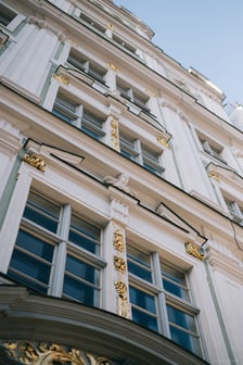 <p>Kamienica Oppenheim&oacute;w przy pl. Solnym 4 po remoncie. Zbliżenie na pięknie odrestaurowane szczeg&oacute;ły</p>