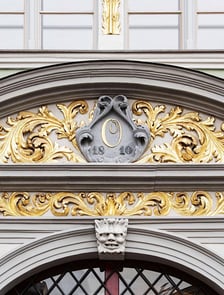 <p>Kamienica Oppenheim&oacute;w przy pl. Solnym 4. Portal z inicjałem "O" i datą zakupu kamienicy przez Oppenheima</p>