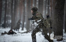 <h2>Szkolenie wojskowe. Wiek uczestnik&oacute;w</h2>
<p>Aby wziąć udział w szkoleniu trzeba mieć m.in. polskie obywatelstwo i od 18 do 65 lat.</p>
<p>&nbsp;</p>
<p>&ndash; Jestem pod wielkim wrażeniem motywacji, kreatywności i zaangażowania młodych ludzi. Cieszę się, że będą mogli uczestniczyć w tym projekcie w tak dużej liczbie. Ich zaangażowanie, determinacja i chęć osiągnięcia celu jest dla mnie naprawdę imponująca &ndash; podkreśla Dow&oacute;dca 16. Dolnośląskiej Brygady Obrony Terytorialnej im. ppłk. Ludwika Marszałka, ps. &bdquo;Zbroja&rdquo;, płk Edward Chyła.</p>