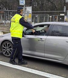 Akcja informacyjna prowadzona przez strażników miejskich.