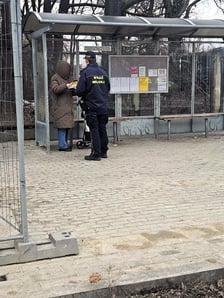 Akcja informacyjna prowadzona przez strażników miejskich.