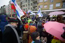 Naczelny rabin Polski przyjechał do Wrocławia, aby spotkać się z młodzieżą pod zniszczoną niedawno Chanukiją