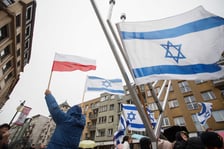Naczelny rabin Polski przyjechał do Wrocławia, aby spotkać się z młodzieżą pod zniszczoną niedawno Chanukiją