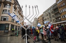 Naczelny rabin Polski przyjechał do Wrocławia, aby spotkać się z młodzieżą pod zniszczoną niedawno Chanukiją