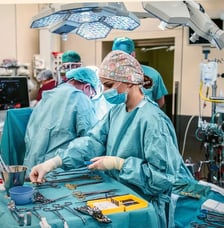 <p>Przygotowania do zabiegu w Uniwersyteckim Szpitalu Klinicznym</p>