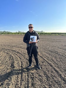 <p>Michał Konarski puszcza balon z ładunkiem</p>