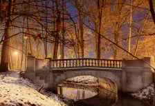 <p>Mstek w parku. Okolica pałacu Korn&oacute;w w Pawłowicach wieczorem</p>