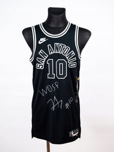 <p>Koszulka Jeremy'ego Sochana, jedynego Polaka grającego obecnie w NBA na aukcji WOŚP. <a href="https://allegro.pl/oferta/jeremy-sochan-oryginalna-koszulka-san-antonio-spurs-nr-10-14834453752">Link do licytacji.</a></p>
