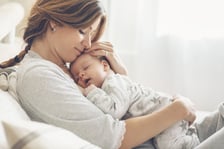<h2>Ile wynosi żłobkowe? W jakiej wysokości jest dofinansowanie pobytu dziecka w żłobku?</h2>
<p>Maksymalnie kwota, jaką możemy otrzymać, to 400 zł miesięcznie na dziecko &ndash; jednak nie więcej niż wysokość opłaty za pobyt dziecka w plac&oacute;wce.</p>
<p>&nbsp;</p>
<p>- Mam na myśli kwotę, jaką rodzic płaci już po uwzględnieniu zniżek, dotacji z budżetu gminy lub środk&oacute;w unijnych. Nie wliczamy do tego opłaty za wyżywienie &ndash; wyjaśnia Iwona Kowalska-Matis. &ndash; Pieniądze od nas nie są przelewane na konto rodzica, ale bezpośrednio na konto żłobka - dodaje.</p>