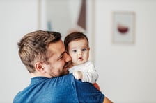 <h2>Dofinansowanie pobytu dziecka w żłobku. Żłobkowe. Wniosek</h2>
<p>Wniosek o dofinansowanie można złożyć najwcześniej w dniu, w kt&oacute;rym dziecko zacznie uczęszczać do żłobka, klubu dziecięcego lub dziennego opiekuna.</p>
<p>- Jeżeli wniosek wpłynie do nas w ciągu 2 miesięcy od tego dnia, od kt&oacute;rego dziecko chodzi do żłobka to wtedy przyznajemy dofinansowanie z wyr&oacute;wnaniem &ndash; m&oacute;wi Iwona Kowalska-Matis regionalny rzecznik prasowy ZUS na Dolnym Śląsku.</p>
<p>Jak wyjaśnia rzeczniczka oznacza to, że dofinansowanie obowiązuje od dnia, w kt&oacute;rym dziecko rozpoczęło pobyt w żłobku, klubie dziecięcym lub u opiekuna dziennego. Natomiast, jeśli rodzice złożą wniosek p&oacute;źniej, to ZUS przyzna dofinansowanie od miesiąca, w kt&oacute;rym został złożony wniosek.</p>
<p>&nbsp;</p>
<p>Wniosek wysyła się do ZUS elektronicznie np. przez portal Emp@tia lub aplikację mZUS. Środki można dostawać pomimo tego, że pobiera się 800 plus.</p>