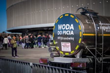 <p>Cysterna z kran&oacute;wką przy wrocławskim stadionie&nbsp;</p>