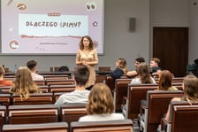 Studenci Uniwersytetu Medycznego śpiący podczas zajęć drzemkologii
