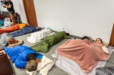 Studenci Uniwersytetu Medycznego śpiący podczas zajęć drzemkologii