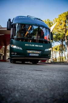 Autobus Śląska Wrocław podczas tournee treningowego