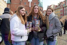 Wolontariusze Finału WOŚP 2024 we Wrocławiu z puszkami