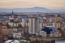 <p>W tle widać Ślężę. Panorama Wrocławia - widok z kościoła św. Elżbiety</p>