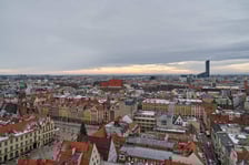 <p>Rynek, a w tle Krzyki i Sky Tower. Panorama Wrocławia - widok z kościoła św. Elżbiety</p>