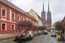 Demontaż świątecznej iluminacji na Ostrowie Tumskim.