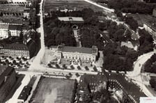 1930 , Etablissement Friebeberg, otaczający go park, ulice Sztabowa, Powstańców Śląskich i fragment placu Powstańców Śląskich na zdjęciu z ok. 1930 roku.