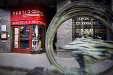 <p>Wejście do Vertigo Jazz Club &amp; Restaurant przy Oławskiej 13</p>