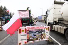 <p>Rolnicy blokujący aleję Jana III Sobieskiego we Wrocławiu (poranek 12 lutego 2024)&nbsp;&nbsp;</p>