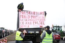 <p>Rolnicy blokujący aleję Jana III Sobieskiego we Wrocławiu (poranek 12 lutego 2024)&nbsp;&nbsp;</p>