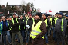 <p>Rolnicy blokujący aleję Jana III Sobieskiego we Wrocławiu, ubrani w odblaskowe kamizelki. W środku Dominik Nikody (poranek 12 lutego 2024)&nbsp;&nbsp;</p>