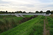 <p>Kładka łącząca Muchob&oacute;r Mały z Muchoborem Wielkim</p>