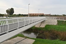 <p>Kładka łącząca Muchob&oacute;r Mały z Muchoborem Wielkim</p>