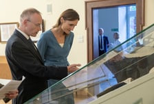 Przewodnicząca Sejmu Republiki Litewskiej Viktorija Čmilytė-Nielsen, dr Łukasz Kamiński, dyrektor Zakładu Narodowego im. Ossolińskich we Wrocławiu