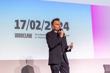 <p>Konferencja &bdquo;Otwarte głowy&rdquo; we Wrocławskim Centrum Kongresowym &ndash; prowadzący Piotr Jacoń</p>