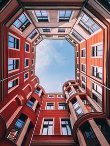 <p> Patio kawiarni Gniazdo </p>