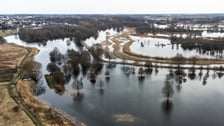 Woda z Widawy stojąca na niezabudowanych terenach we Wrocławiu (18 lutego 2024)